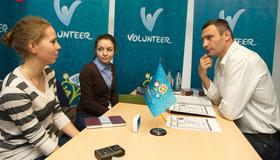 Кличко дав студентці із Закарпаття потриматися за кубок Євро-2012 (ФОТО)